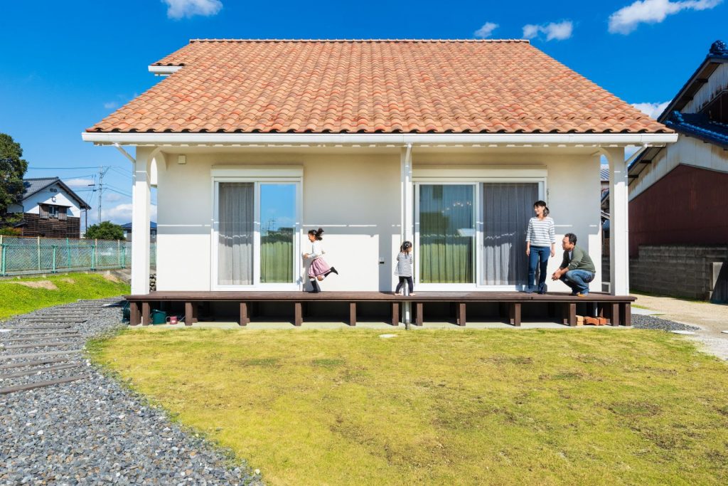 自然素材洋風大屋根デザインの住宅