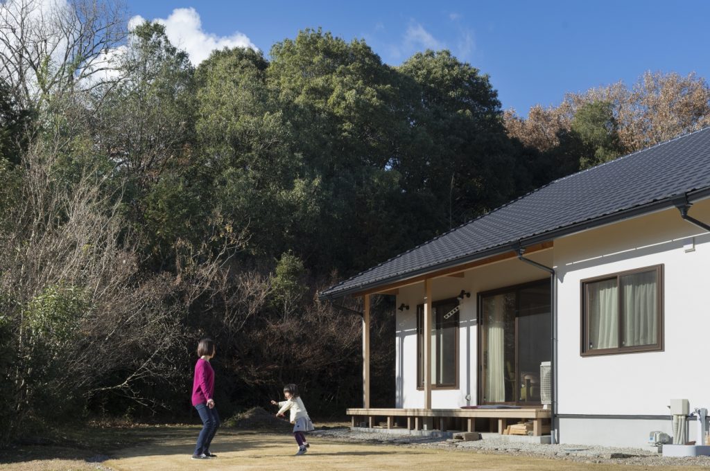 大屋根×ウッドデッキ！平屋のような和風住宅