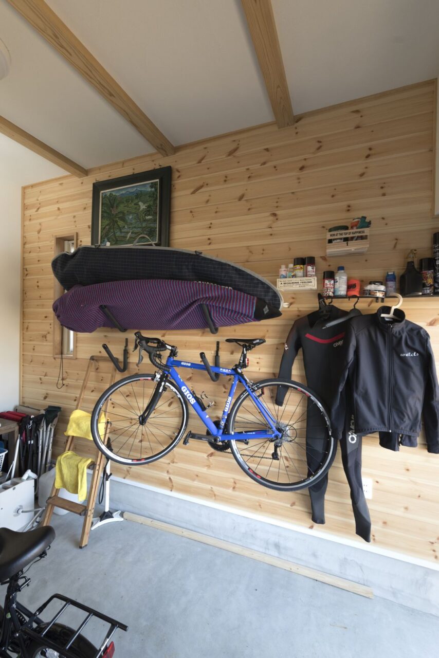 自転車もサーフボードもしまえるガレージ